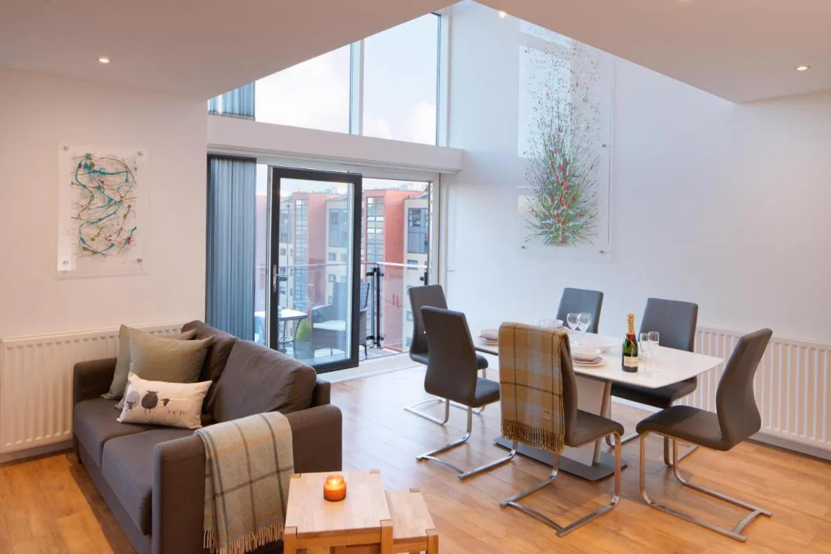 Image 1 of CITY CENTRE APARTMENT with Free Secure Underground Parking