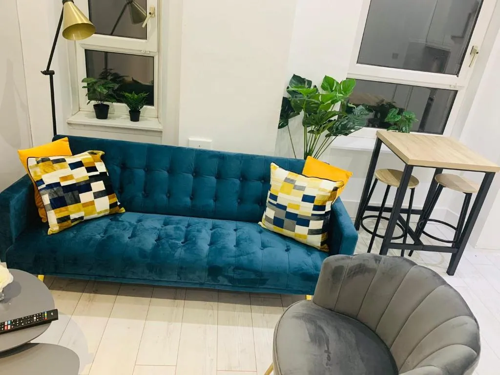 Image of Cheerful 2 Bedroom Homely Apartment, Sleeps 4 Guest Comfy, 1x Double Bed, 2x Single Beds, Parking, Free WiFi, Suitable For Business, Leisure Guest,Glasgow, Glasgow West End, Near City Centre