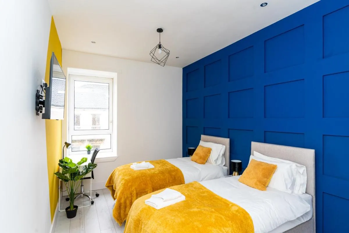 Image 4 of Cheerful 2 Bedroom Homely Apartment, Sleeps 4 Guest Comfy, 1x Double Bed, 2x Single Beds, Parking, Free WiFi, Suitable For Business, Leisure Guest,Glasgow, Glasgow West End, Near City Centre