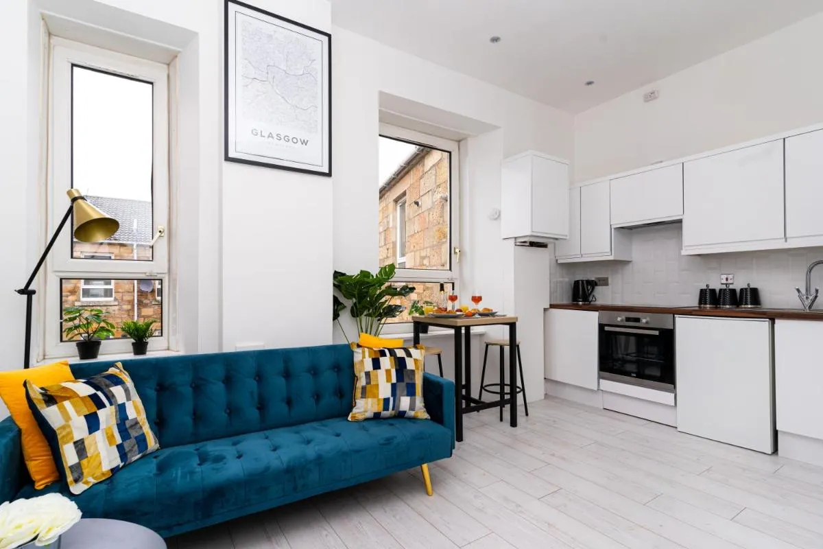 Image 1 of Cheerful 2 Bedroom Homely Apartment, Sleeps 4 Guest Comfy, 1x Double Bed, 2x Single Beds, Parking, Free WiFi, Suitable For Business, Leisure Guest,Glasgow, Glasgow West End, Near City Centre