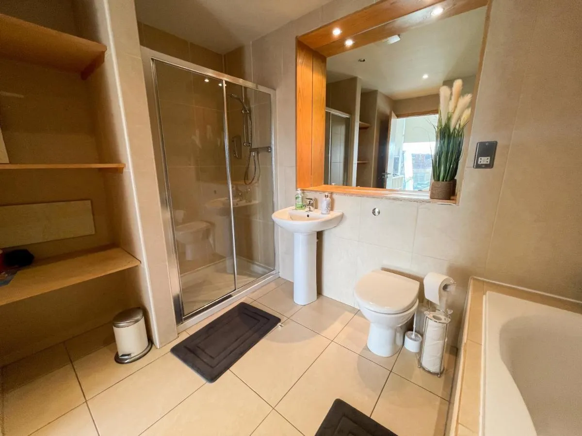 Image 2 of City Centre 2-Bed Apartment Parking Jacuzzi Bath