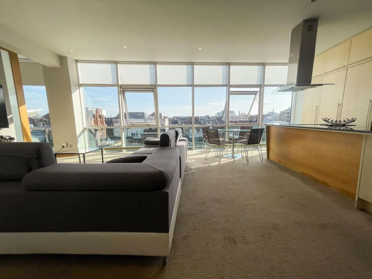Image 3 of City Centre 2-Bed Apartment Parking Jacuzzi Bath
