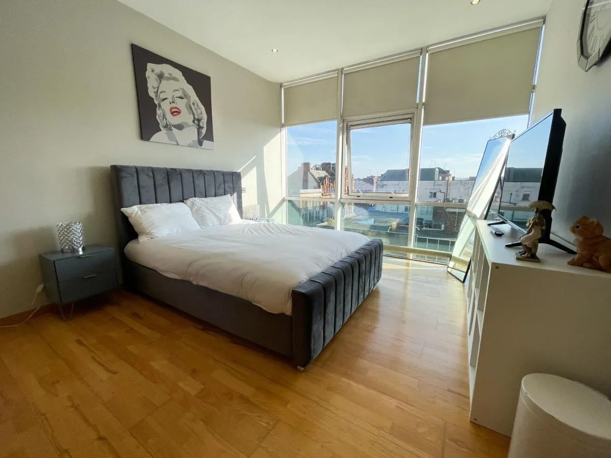 Image 5 of City Centre 2-Bed Apartment Parking Jacuzzi Bath