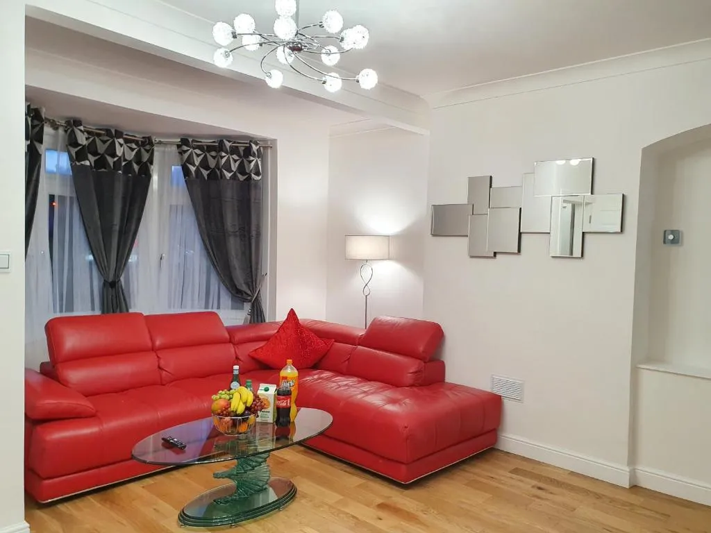 Image of Glasgow Comfortable and Modern 3 Bedroom Mid Terraced Villa