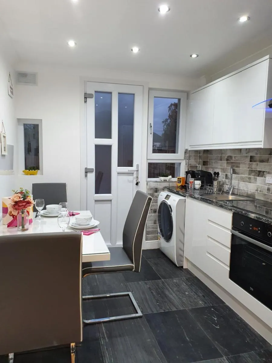 Image 3 of Glasgow Comfortable and Modern 3 Bedroom Mid Terraced Villa
