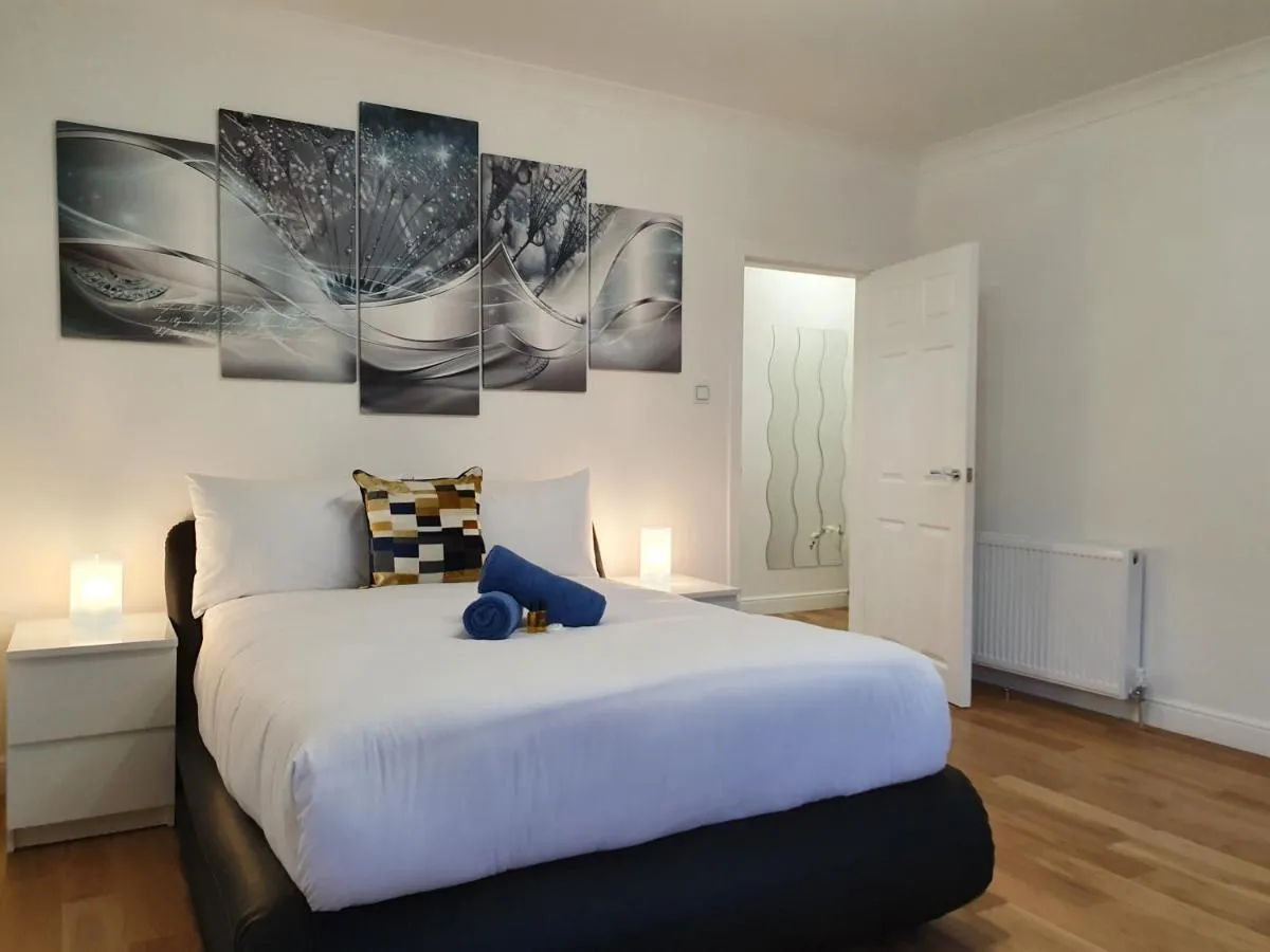 Image 1 of Glasgow Comfortable and Modern 3 Bedroom Mid Terraced Villa