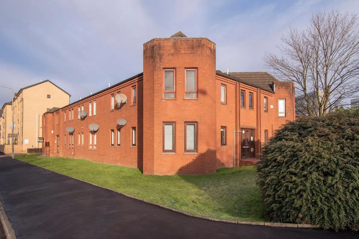 Image 4 of Ground Floor West End /City Centre / Rockvilla flat & Parking