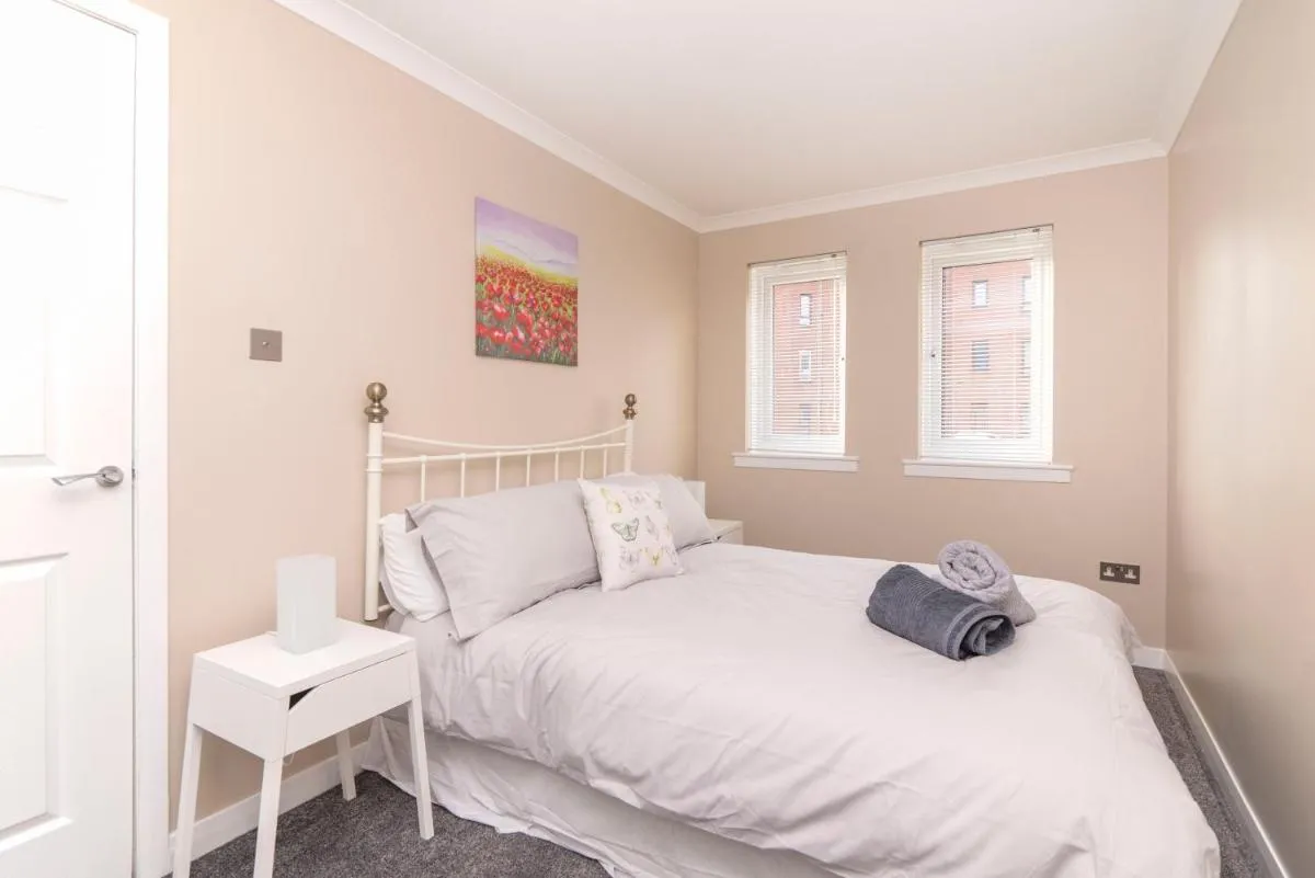 Image 1 of Ground Floor West End /City Centre / Rockvilla flat & Parking