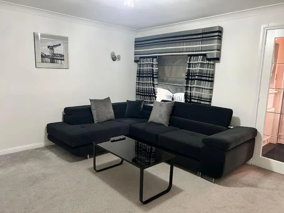 Image 1 of Lovely 3 Bed Home In Glasgow with FREE Parking