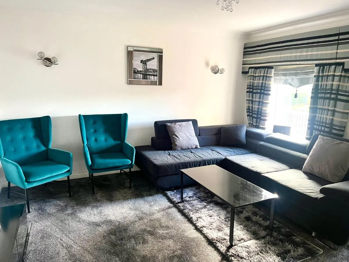 Image 2 of Lovely 3 Bed Home In Glasgow with FREE Parking