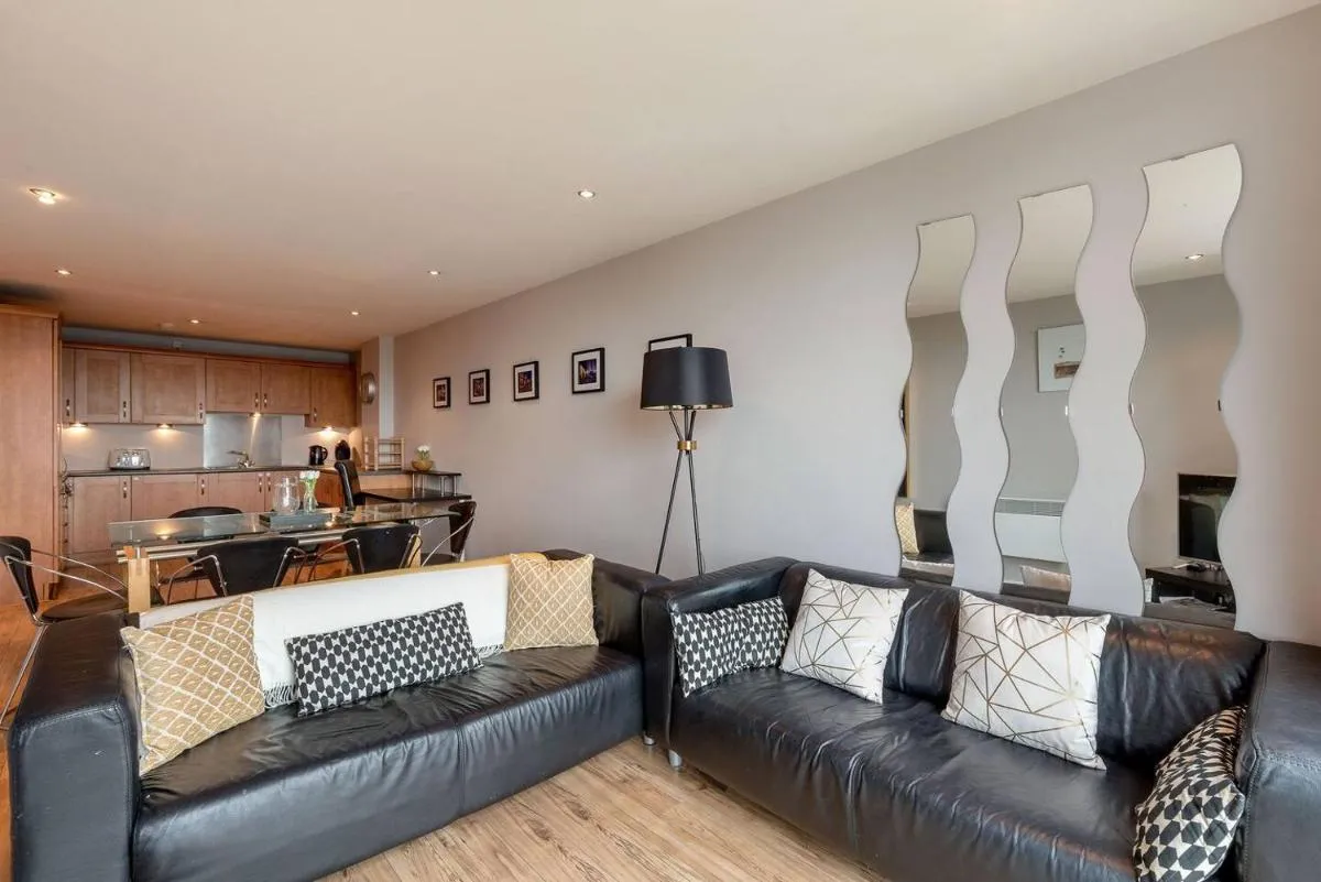Image 3 of Modern Riverfront Apt. 10 mins from Hydro/SECC