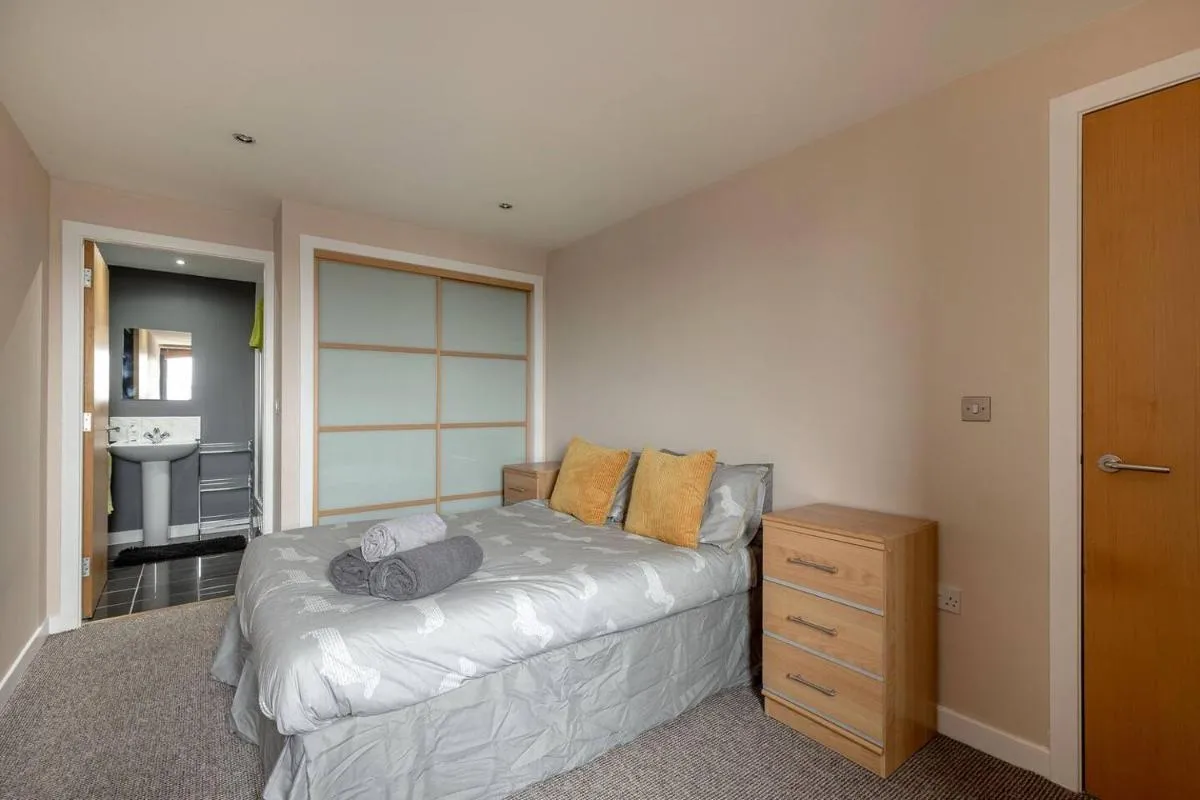 Image 6 of Modern Riverfront Apt. 10 mins from Hydro/SECC