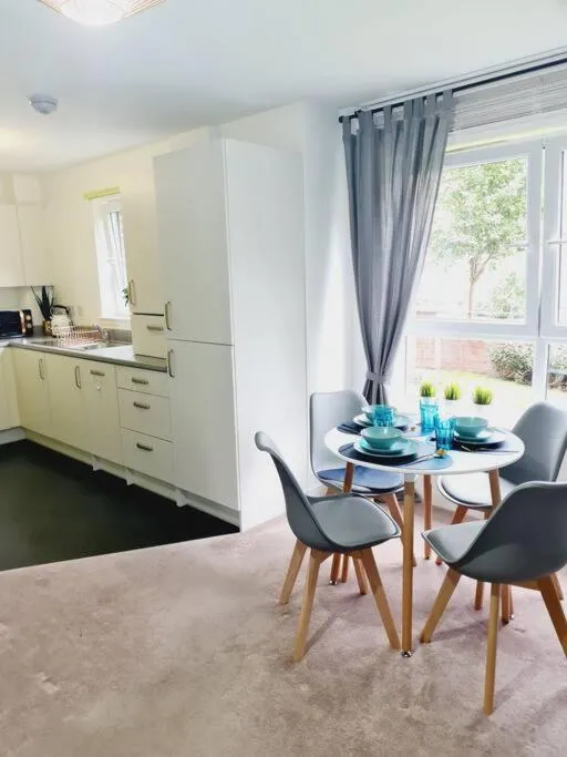 Image 5 of Stylish 2 bedroom Apartment / FREE Gated Parking