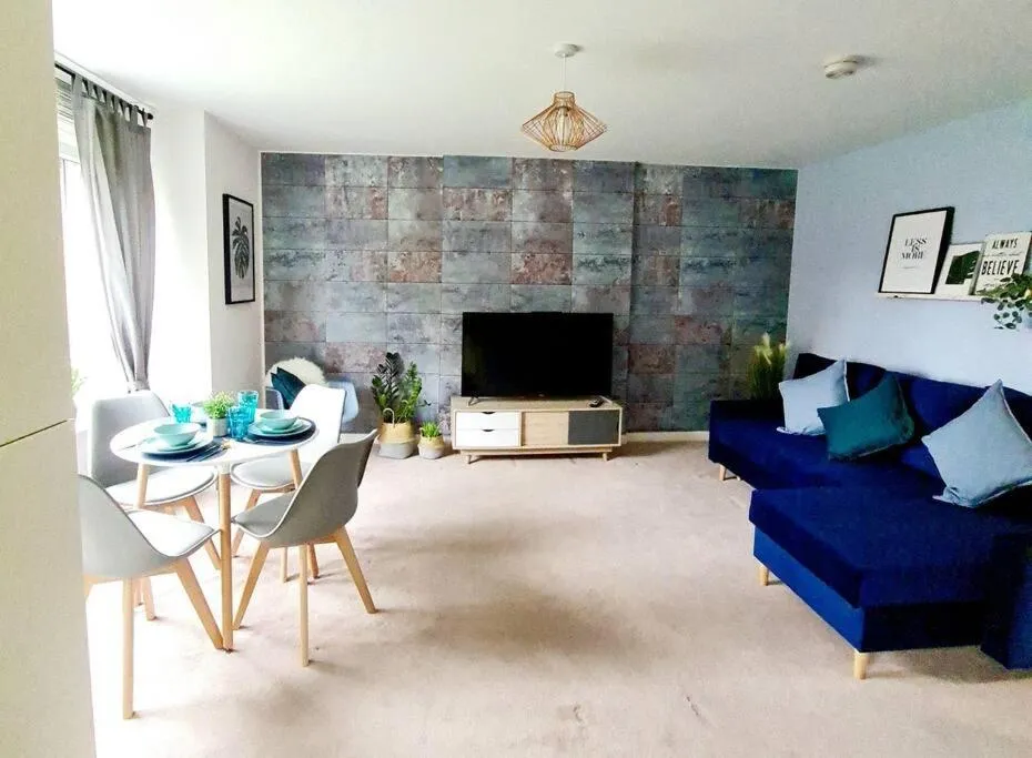 Image 2 of Stylish 2 bedroom Apartment / FREE Gated Parking