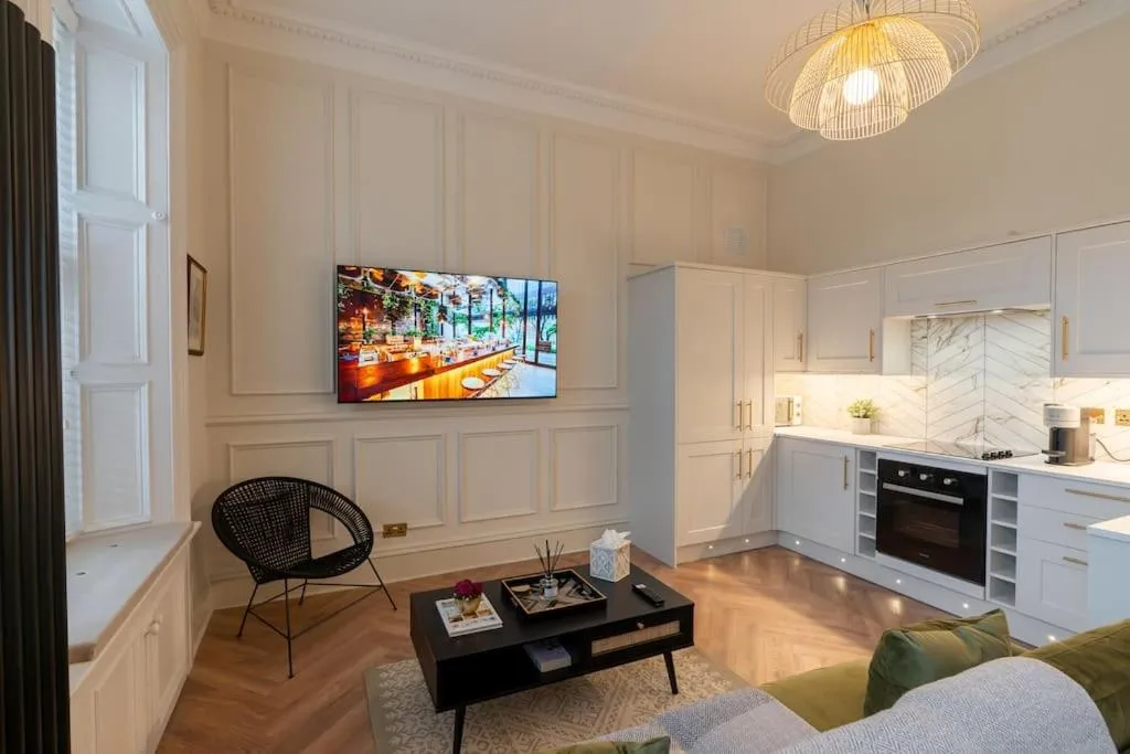 Image 3 of The Devonshire Suite – Your 5 STAR West End Stay!