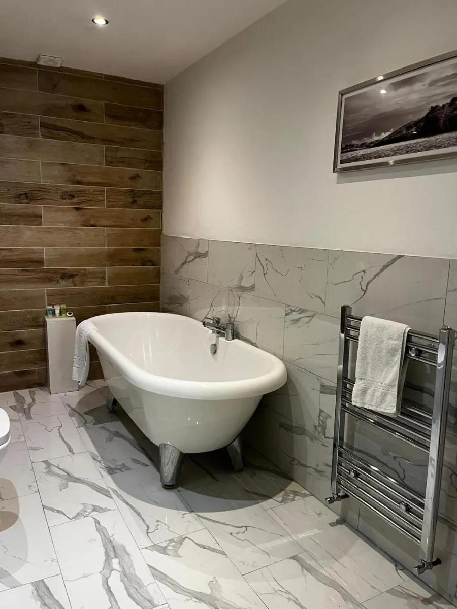 Image 5 of WEST END -Stunning, 2 bedroom, main door flat with private parking