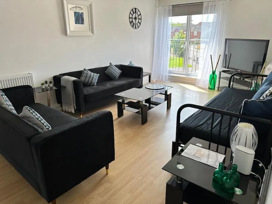 Image 1 of 2 Bed Entire Upper Cottage Flat in Central Glasgow