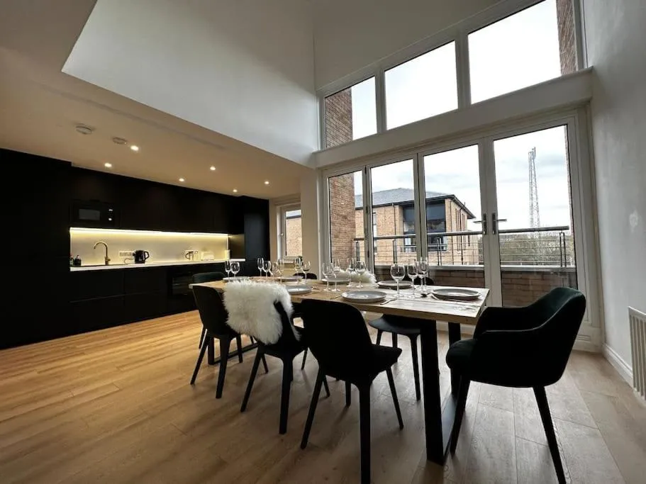 Image of 3 Bedroom/3 Bathroom Large Flat Near OVO Hydro