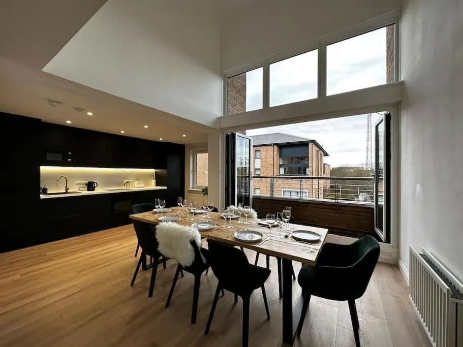 Image 1 of 3 Bedroom/3 Bathroom Large Flat Near OVO Hydro