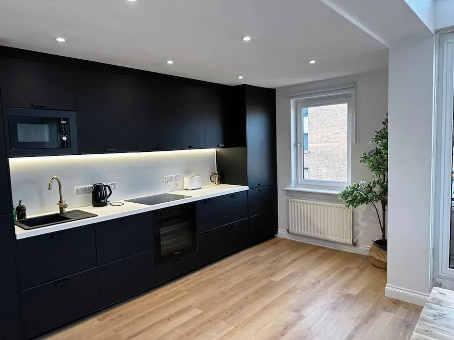 Image 3 of 3 Bedroom/3 Bathroom Large Flat Near OVO Hydro