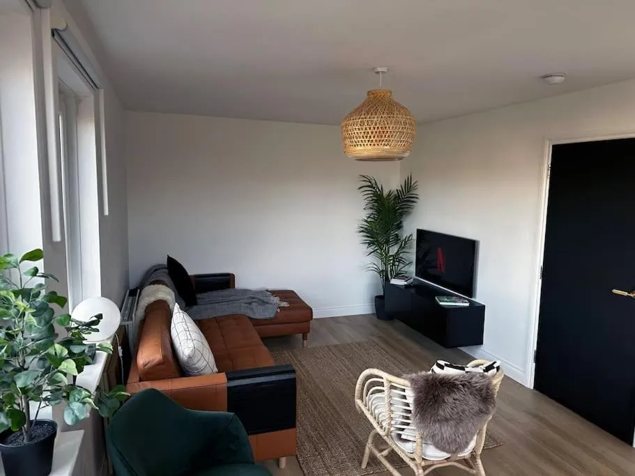 Image 4 of 3 Bedroom/3 Bathroom Large Flat Near OVO Hydro