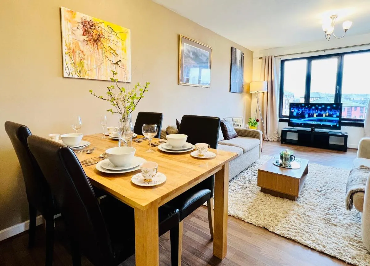 Image 6 of Beautiful & Spacious 2-Bed Flat in City Centre with Free Parking