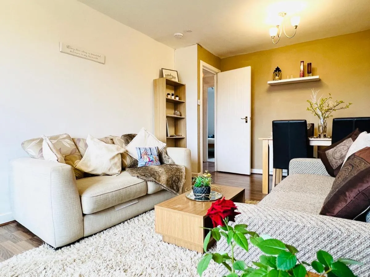 Image 2 of Beautiful & Spacious 2-Bed Flat in City Centre with Free Parking