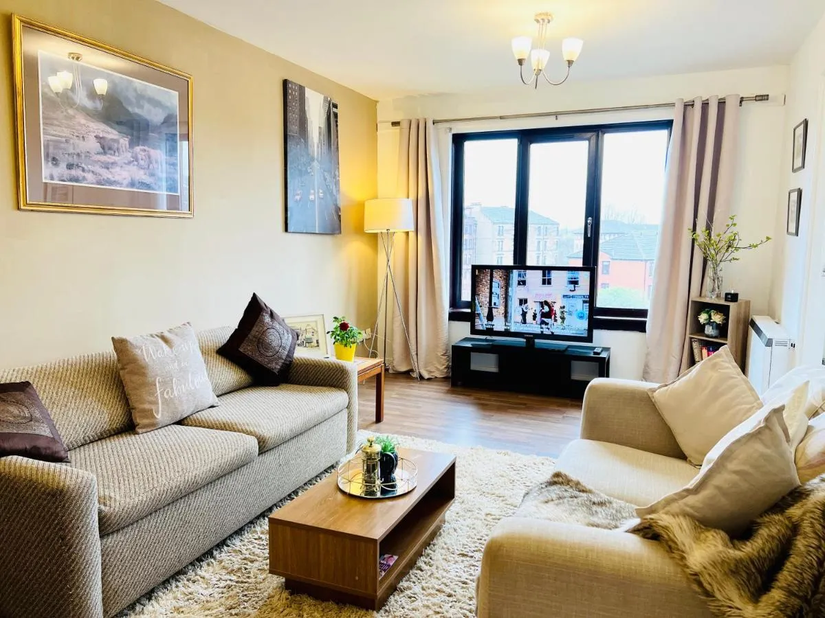 Image 3 of Beautiful & Spacious 2-Bed Flat in City Centre with Free Parking