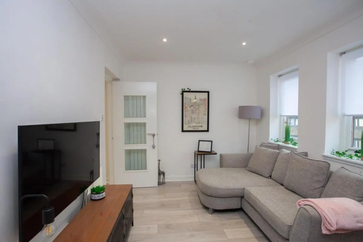 Image 2 of Bright Central Flat with Balcony and Free Parking
