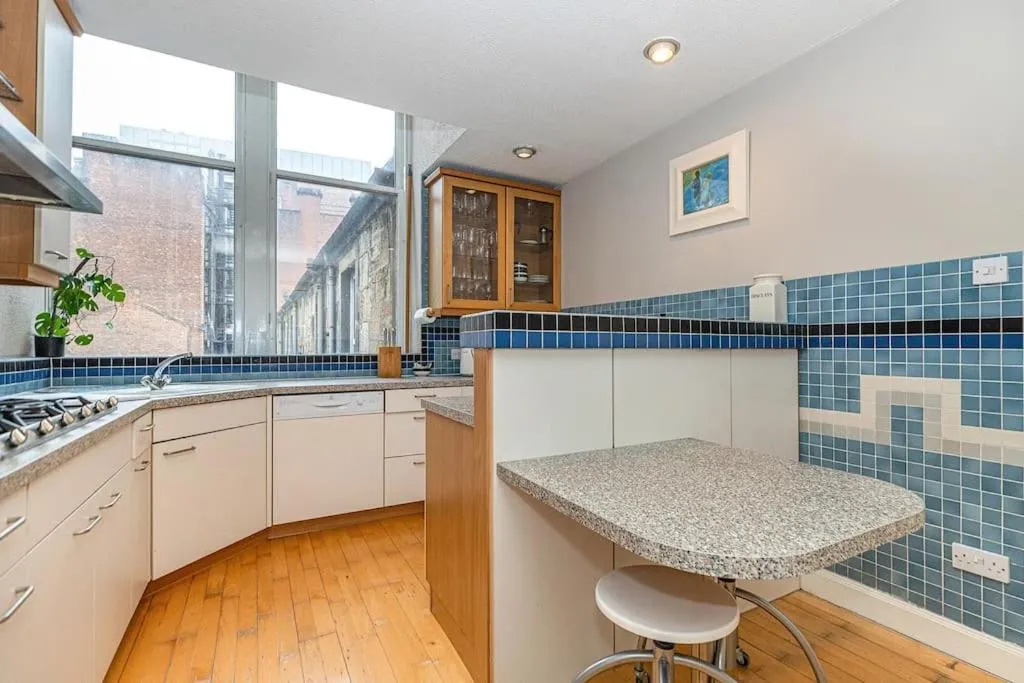 Image 4 of Bright and Central Duplex in Glasgow City Centre
