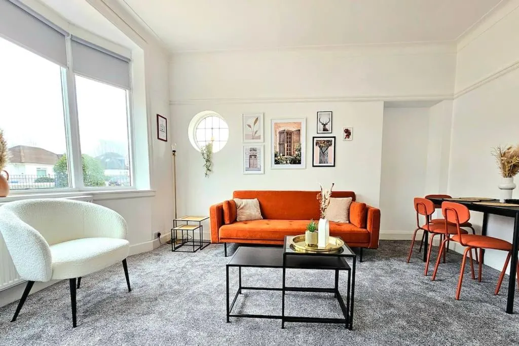 Image 2 of Charming 3-Bed Oasis-free parking