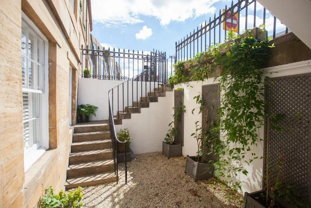 Image of Charming Sandstone-Basement Apartment in West End