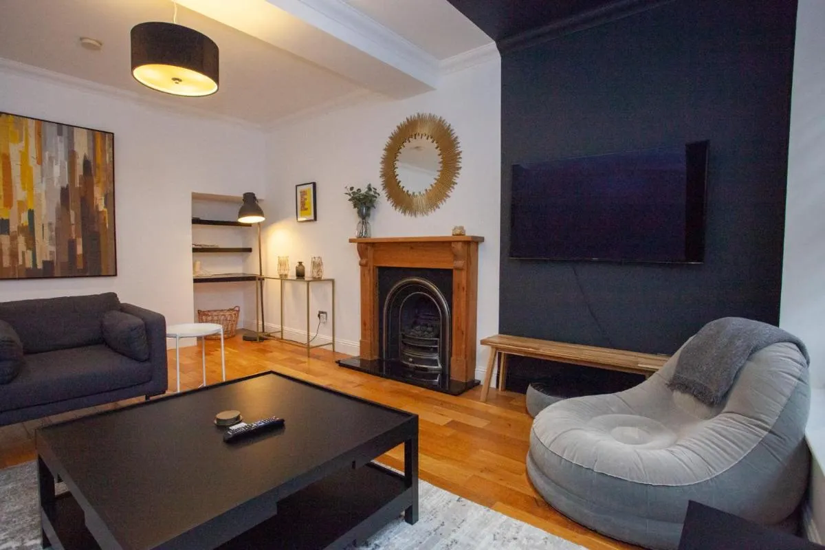 Image 4 of Charming Sandstone-Basement Apartment in West End