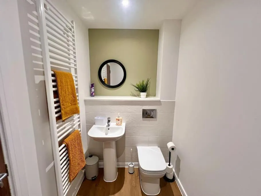 Image 3 of Glasgow Home – 5 Bedrooms 4 Bathrooms – Private Parking
