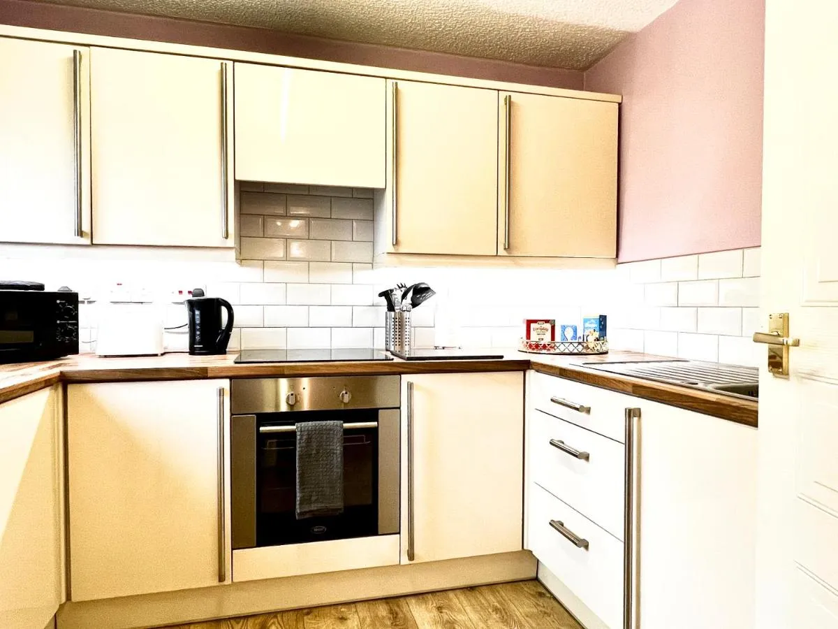 Image 4 of Ground Floor Flat with Free Parking & WiFi