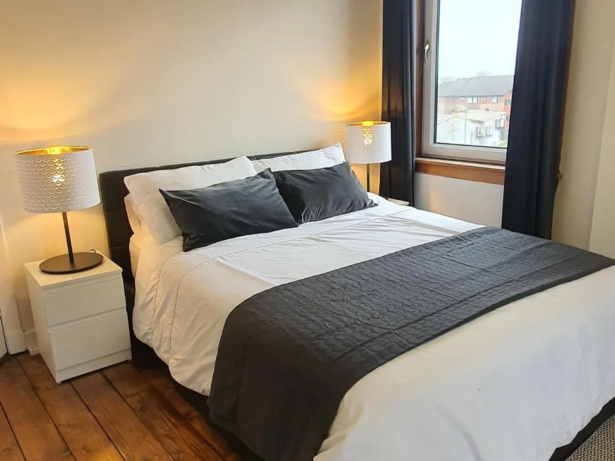 Image 3 of Large 3 Bed Apartment Glasgow West End Free Parking & Electric Vehicle point