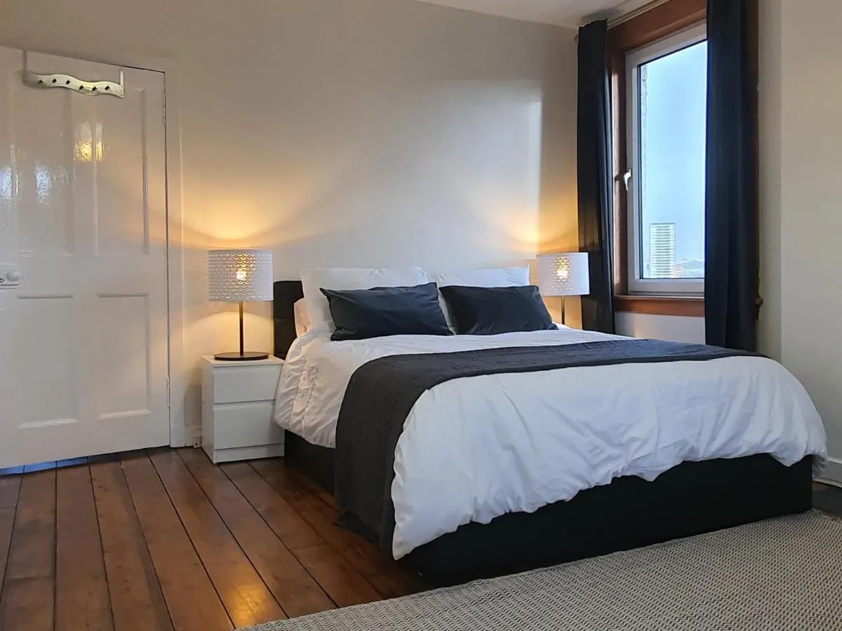 Image 4 of Large 3 Bed Apartment Glasgow West End Free Parking & Electric Vehicle point
