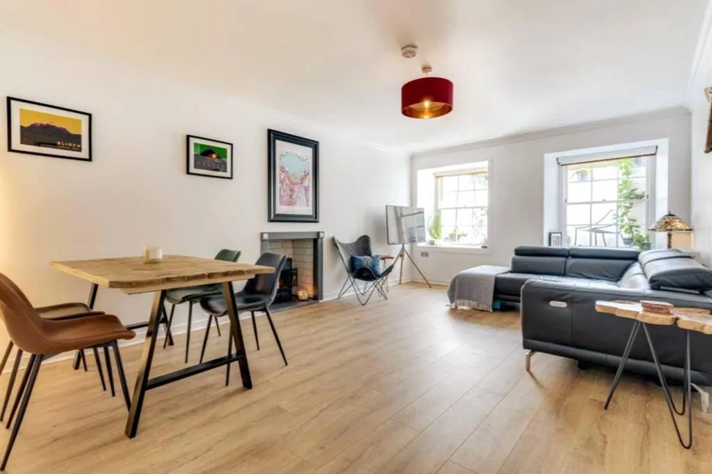 Image 2 of Lovely 2 Bedroom Garden Flat in trendy West End