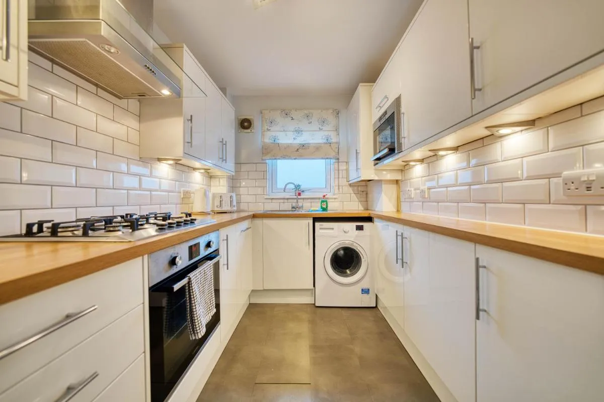 Image 4 of Modern 2 Bed Flat with Free Parking