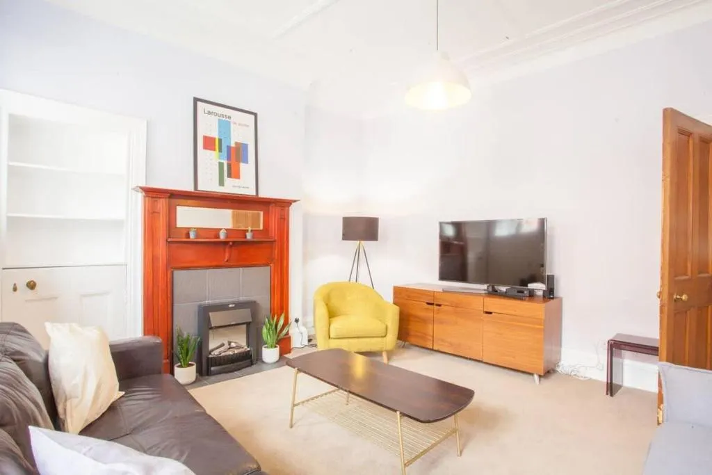 Image of Modern, Light-filled and Sleek West End Apartment