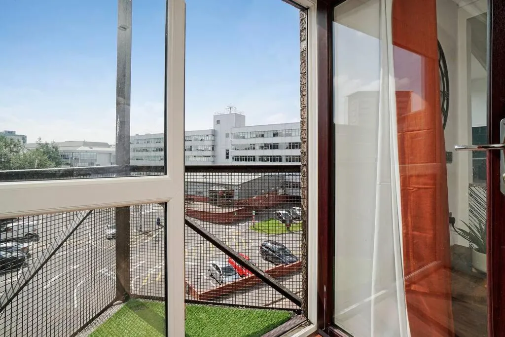 Image 2 of New Slick Finnieston Pad w/ Free Parking