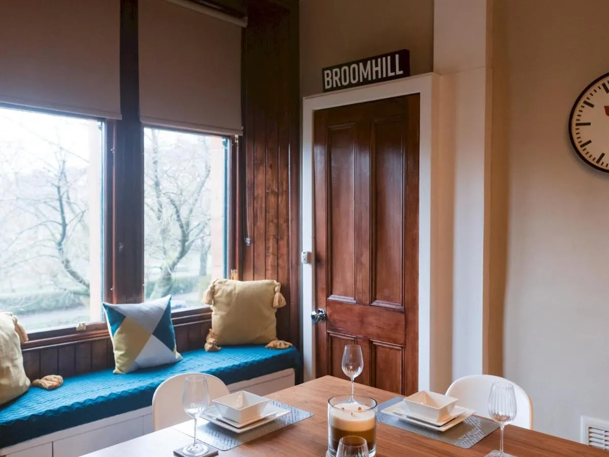 Image 3 of Pass the Keys Beautiful, traditional 2 bed flat w free parking