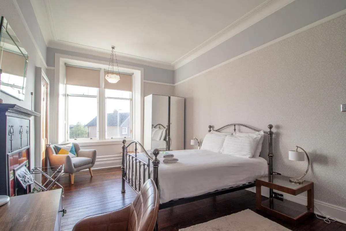 Image 5 of Pass the Keys Beautiful, traditional 2 bed flat w free parking