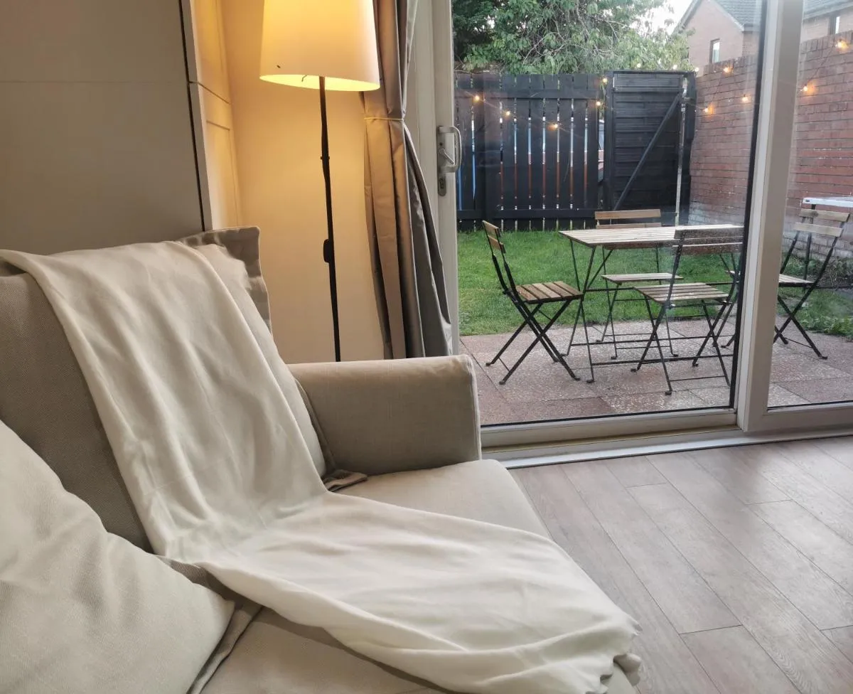 Image 1 of Peaceful house in the heart of Glasgow city, close to Queen Elizabeth Hospital and Govan subway, Free Private Parking