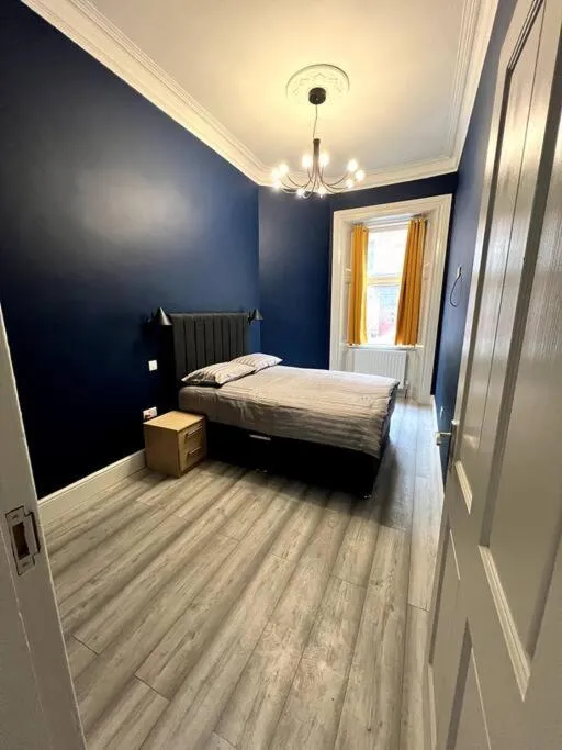 Image 2 of Queens Park Area, Beautiful vibrant ground floor Apartment Lovely