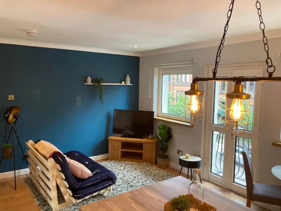 Image of Rustic Top Floor West End Pad With Balcony, Parking next to Byers Road, Aston Lane, Glasgow Uni