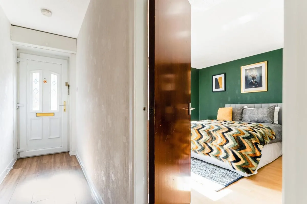 Image 4 of Spacious 2-Bedroom Main Door Apartment With Private Parking