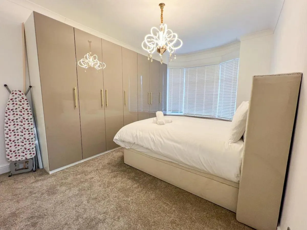 Image 1 of Spectacular Modern Glasgow Home Luxury King Bed