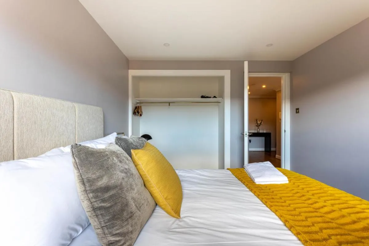 Image 3 of Stunning 1 Bed Merchant City Apartment with Parking