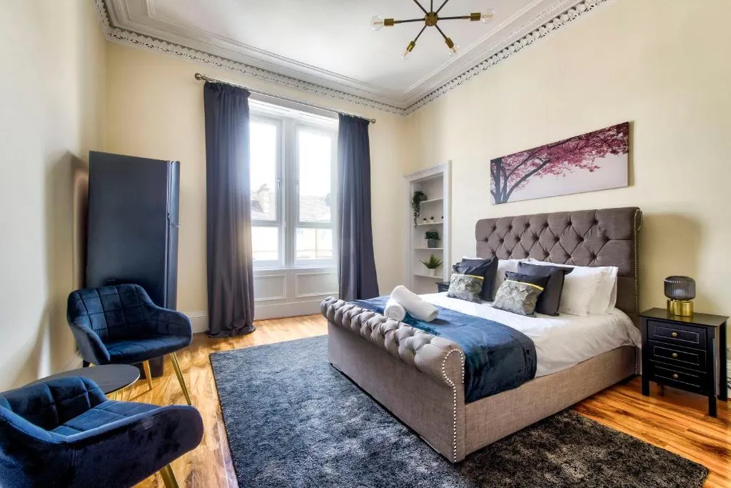 Image of Stunning 5 bedroom apt, close to city centre, SEC, Hydro and motorway